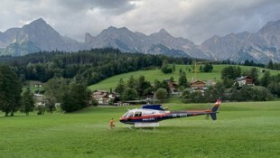 Ein Polizeihuschrauber rückte zur Bergung an.