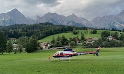 Ein Polizeihuschrauber rückte zur Bergung an.