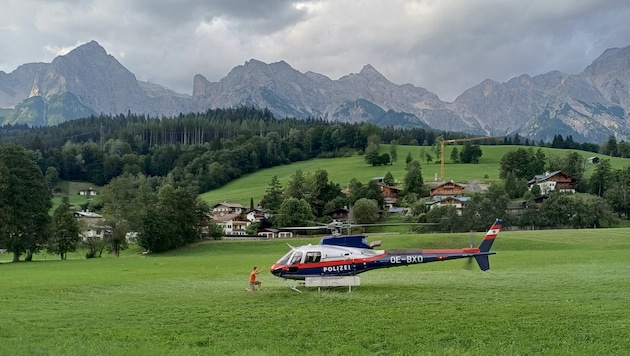 Ein Polizeihuschrauber rückte zur Bergung an.