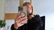 Die Internet-Betrüger knöpften der 50-Jährigen mehr als 10.000 Euro aus der Tasche (Symbolbild).