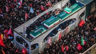 Der Sarg von Ajatollah Ali Khamenei und weiteren Familienmitgliedern auf dem Weg zur letzten ...