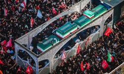 Der Sarg von Ajatollah Ali Khamenei und weiteren Familienmitgliedern auf dem Weg zur letzten ...