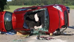 Der rote Citroen landete auf der Seite