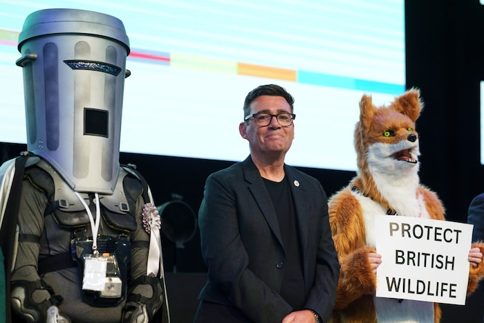 Count Binface (li.) neben Labour-Politiker Andy Burnham (m.), der Keir Starmer als Premier ...
