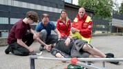 Mit realitätsnahen Unfallszenen vermittelten die Experten von Samariterbund und Rotem Kreuz ...