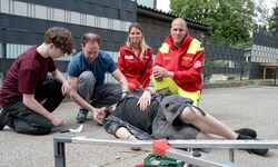 Mit realitätsnahen Unfallszenen vermittelten die Experten von Samariterbund und Rotem Kreuz ...