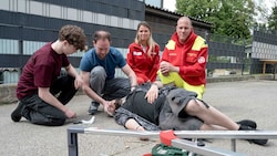 Mit realitätsnahen Unfallszenen vermittelten die Experten von Samariterbund und Rotem Kreuz ...