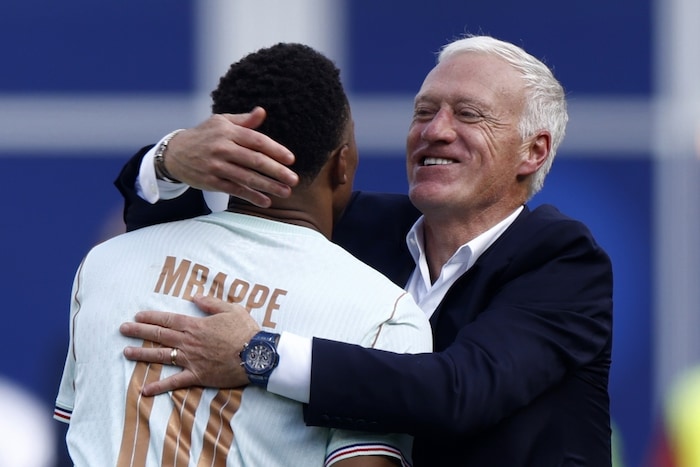 Didier Deschamps mit Torjäger Kylian Mbappe