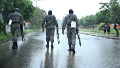Mosambikanische Polizisten auf Patrouille in der Hauptstadt Maputo