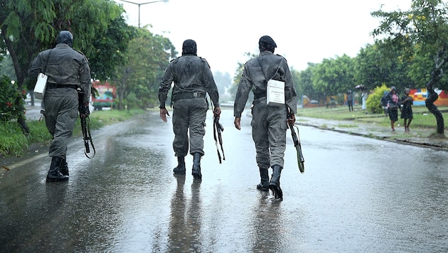 Mosambikanische Polizisten auf Patrouille in der Hauptstadt Maputo