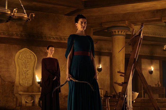 Mia Goth als Melantho und Anne Hathaway als Penelope in Christopher Nolans „The Odyssey“.