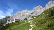 Die letzten Meter geht es fast eben hinüber zur stattlichen Gruttenhütte.