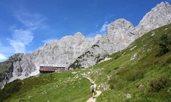 Die letzten Meter geht es fast eben hinüber zur stattlichen Gruttenhütte.