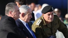 Von links: Israels Verteidigungsminister Israel Katz und Ministerpräsident Benjamin Netanyahu ...