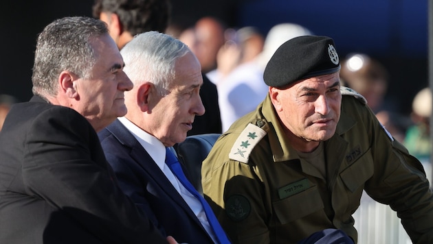 Von links: Israels Verteidigungsminister Israel Katz und Ministerpräsident Benjamin Netanyahu ...