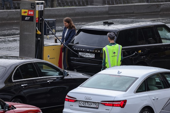 Chaos in Moskau: Ein Tankstellenmitarbeiter bemüht sich, Ordnung in das Getummel zu bringen.