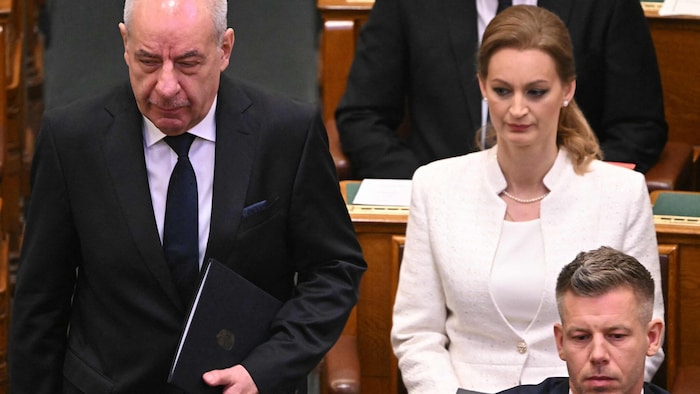 Ungarns Staatschef Tamás Sulyok (links) soll aus seinem Amt entfernt werden.
