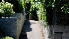 Dieser Weg endet nun an einer Mauer.