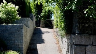 Dieser Weg endet nun an einer Mauer.