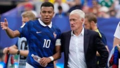 Frankreichs Superstürmer Kylian Mbappé und Frankreichs Trainer Didier Deschamps