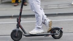 Wilde Flucht vor der Polizei mit aufgemotztem E-Scooter