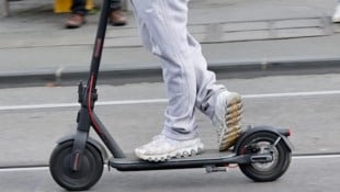 Mit seinem E-Scooter ist ein 51-Jähriger verunglückt.