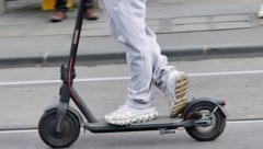 Wilde Flucht vor der Polizei mit aufgemotztem E-Scooter