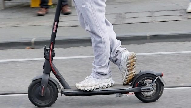 Wilde Flucht vor der Polizei mit aufgemotztem E-Scooter
