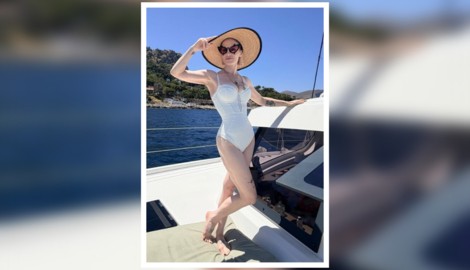 Kelly Osbourne strahlt auf einer Luxus-Yacht in einem eleganten weißen Badeanzug – mit ihrem ...