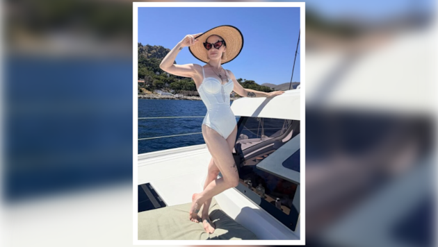 Kelly Osbourne strahlt auf einer Luxus-Yacht in einem eleganten weißen Badeanzug – mit ihrem ...