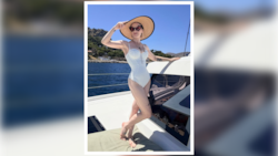 Kelly Osbourne strahlt auf einer Luxus-Yacht in einem eleganten weißen Badeanzug – mit ihrem ...