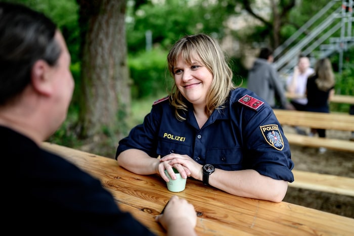 Die Uniform ist Stefanie Reinsperger in den letzten Jahren schon gewohnt geworden.