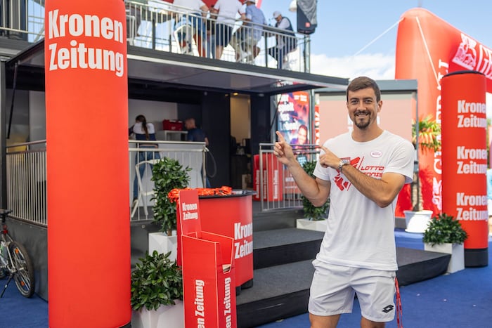 Österreichs Nummer eins im Tennis, Sebastian Ofner, vor dem „Krone“-Truck.