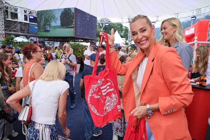 Babsy Schett ist beim „Krone“ Ladies Day im Einsatz und begrüßt die weiblichen Fans.