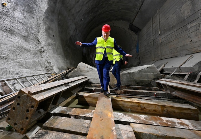 Bürgermeister Michael Ludwig (SPÖ) balanciert auf der Baustelle