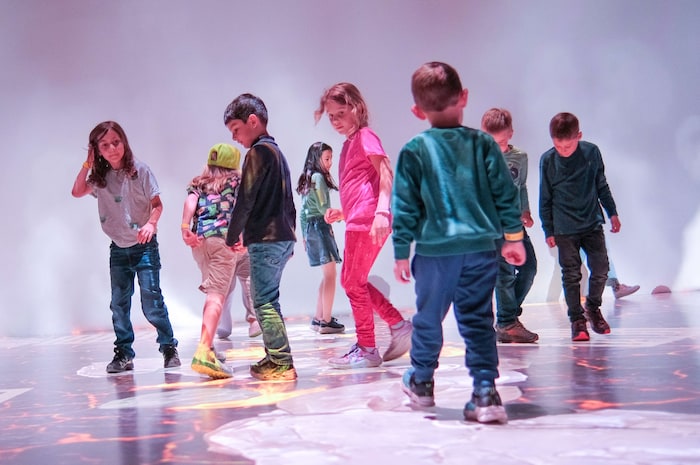 Kids ab vier Jahren haben im Deep Space im AEC Linz spielerische Abenteuer vor sich.