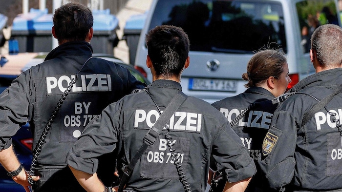 Er sitzt derzeit wegen zweifachen Mordversuchs in Untersuchungshaft.