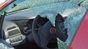 Die Bande schlug unzählige Autoscheiben ein (Symbolbild). In einer Nacht sogar über 20 Stück.