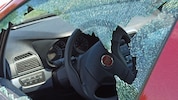 Die Bande schlug unzählige Autoscheiben ein (Symbolbild). In einer Nacht sogar über 20 Stück.