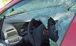 Die Bande schlug unzählige Autoscheiben ein (Symbolbild). In einer Nacht sogar über 20 Stück.