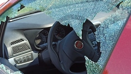 Die Bande schlug unzählige Autoscheiben ein (Symbolbild). In einer Nacht sogar über 20 Stück.