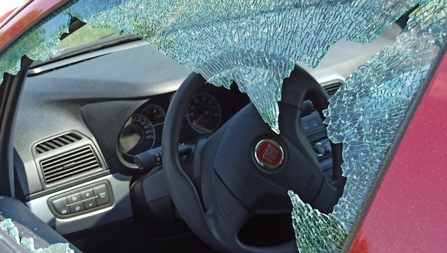 Die Bande schlug unzählige Autoscheiben ein (Symbolbild). In einer Nacht sogar über 20 Stück.
