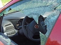 Die Bande schlug unzählige Autoscheiben ein (Symbolbild). In einer Nacht sogar über 20 Stück.