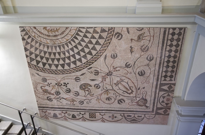 Im Treppenaufgang des Uni-Hauptgebäudes kann man das Mosaik besichtigen.