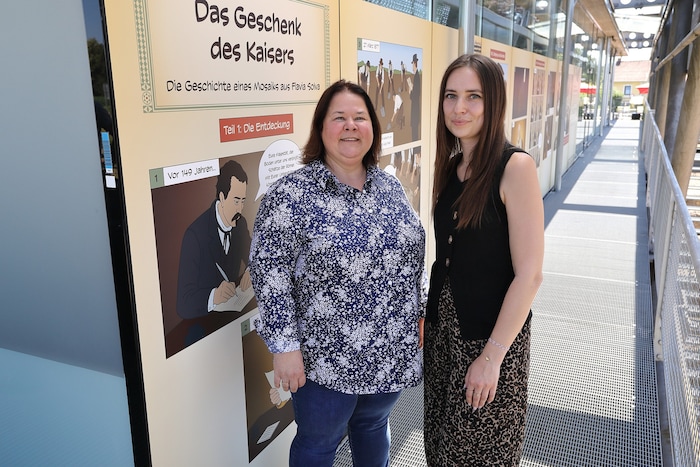 Barbara Porod, die Chefkuratorin der Provinzialrömischen Sammlung, und Comic-Gestalterin Julia ...