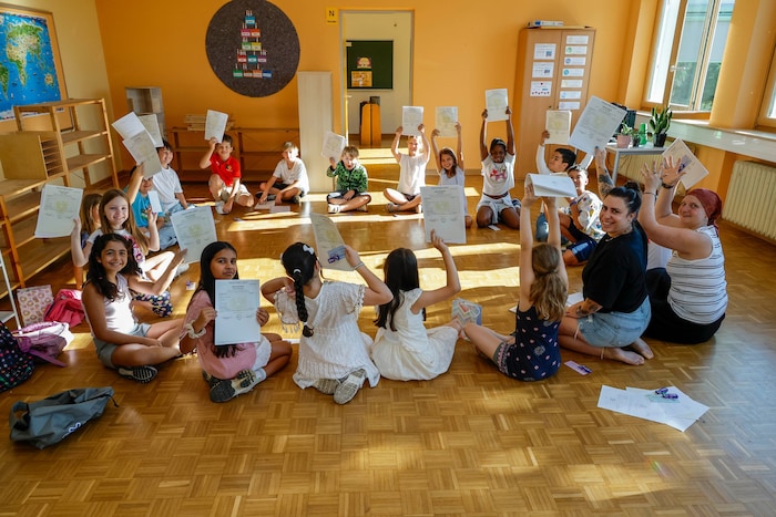 Die Zeugnisse sind verteilt, jetzt kann es in die Ferien gehen! Die Kinder der 3C der ...