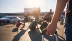 Die Familie wollte samt Schulkindern drei Wochen vor Ferienbeginn in Richtung Pakistan abheben. ...