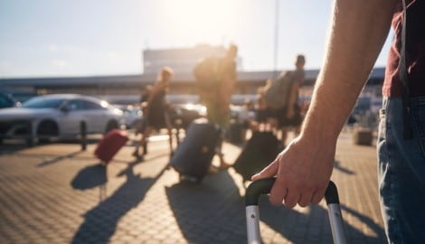 Die Familie wollte samt Schulkindern drei Wochen vor Ferienbeginn in Richtung Pakistan abheben. ...