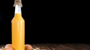 Mit einer Flasche Eierlikör bedrohte der Pensionist eine Gruppe Mädchen im Zug. 