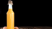 Mit einer Flasche Eierlikör bedrohte der Pensionist eine Gruppe Mädchen im Zug. 